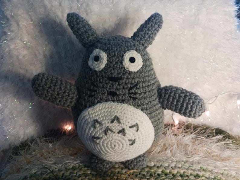 Handgjord Totoro Virkad Amigurumi Gosedjur - Studio Ghibli bild 3