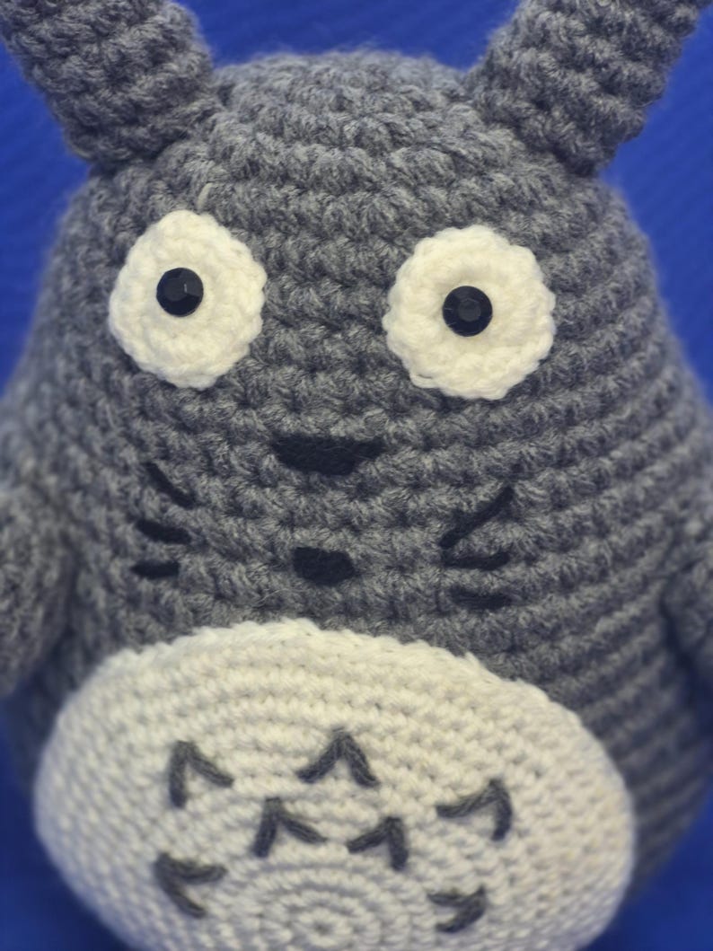 Handgjord Totoro Virkad Amigurumi Gosedjur - Studio Ghibli bild 9