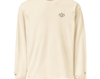 Déjate llevar o déjate llevar — Camisa de manga larga minimalista con bordado de loto (unisex) (crema con hilo negro)