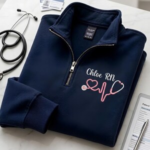 Sudadera personalizada con cremallera de un cuarto para enfermeras, sudadera personalizada para enfermeras registradas, auxiliares de enfermería y asistentes médicos, sudadera dental con cremallera de un cuarto, regalo para asistentes médicos, suéter para trabajadores de la salud.