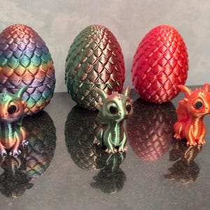Mini uitgekomen draak en ei – 3D-geprinte draak – Desk Buddy – aangepaste kleuren