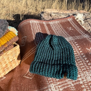 Gorro con puños y estampado de granola en verde jungla intenso talla S/M