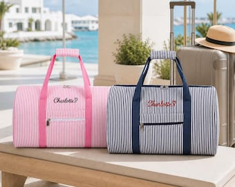 名入れ可能なシアサッカーダッフルバッグ、刺繍入りウィークエンダーバッグ、ストライプ柄オーバーナイトホールドオール、ブライズメイドへの旅行ギフト
