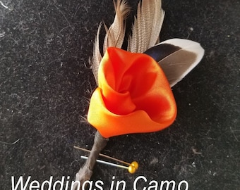 CAMO BOUTONNIERES + camouflage bröllop + val av fjädrar till herrkostymer