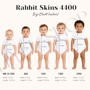 Puede incluir: Una tabla de tallas Rabbit Skins 4400 que muestra a cinco bebés con bodys blancos de manga corta. Cada body tiene flechas que indican las medidas de ancho y largo en pulgadas, desde 7.24 a 11.73 pulgadas de ancho y 10.75 a 14.76 pulgadas de largo.