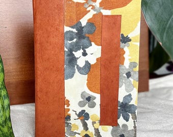 Cuaderno de bocetos de tapa dura hecho a mano con lomo de cuero y papel interior pintado a mano.