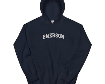 Sudadera con capucha bordada de Emerson College, cuello redondo, estilo suéter vintage con bordado universitario.