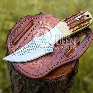 Handgjord Rasp Steel Bull Cutter med läderslida, Damaskus jakt- och campingkniv med hjorthandtag, present till honom