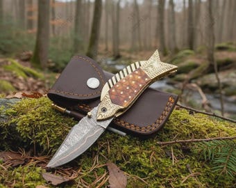 Navaja plegable artesanal de acero de Damasco / Mango con águila grabada / Navaja de bolsillo con incrustaciones de resina y madera / Regalo para acampar al aire libre para él