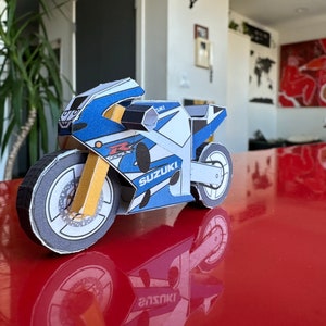 Vorgeschnittene Suzuki GSXR 1000 - POSTKARTE + PAPERCRAFT - Motorrad Ornament Modellbausatz