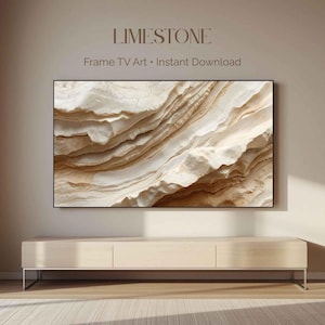 以下が含まれることがあります： 「LIMESTONE」と題された、ベージュと茶色の層状の抽象的なデザインが特徴の、額装されたデジタルアートプリント。 アートワークは、ミニマリストデザインの明るい色の木製キャビネットの上に表示されています。