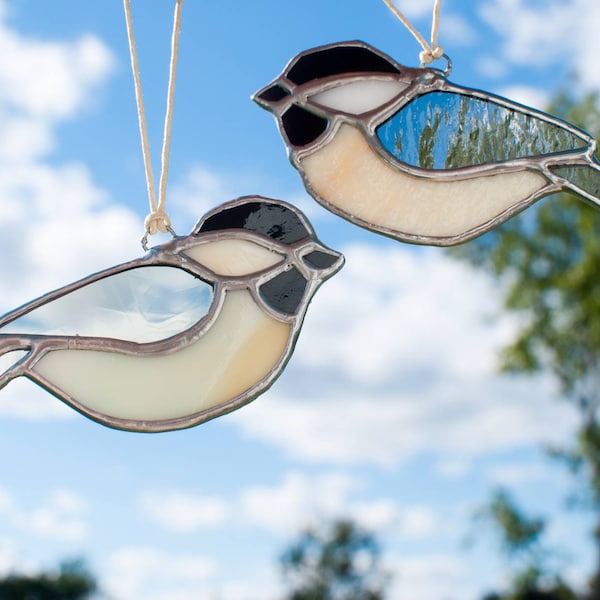 Adorno atrapasol de carbonero de cabeza negra, hecho a mano en Maine. Original vitral.