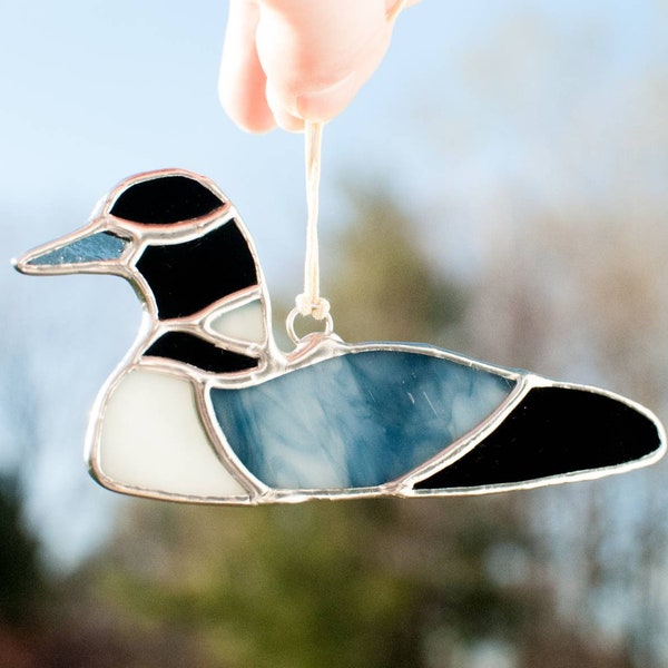 Adorno atrapasol de colimbo común, hecho a mano en Maine. Original vitral.