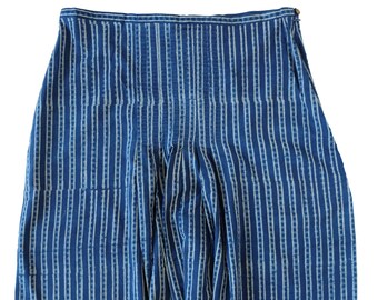 Può includere: Pantaloni a righe blu e bianche con un design drappeggiato unico. I pantaloni presentano righe verticali e una vestibilità rilassata. Il tessuto sembra leggero, adatto al clima caldo. I pantaloni hanno una chiusura con cerniera.