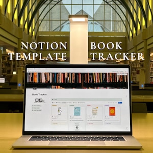 Puede incluir: Un portátil que muestra una plantilla de Notion "Book Tracker", con una biblioteca de fondo. La pantalla muestra una interfaz digital con portadas de libros y elementos organizativos. Se ven las palabras "NOTION TEMPLATE" y "BOOK TRACKER".