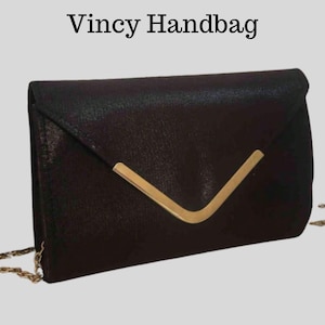 Può includere: Pochette nera con chiusura a forma di V color oro e tracolla a catena dorata. La borsa ha un aspetto strutturato e il testo "Vincy Handbag" è in alto.