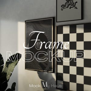 Puede incluir: Tres obras de arte enmarcadas cuelgan de una pared. Una presenta un patrón de tablero de ajedrez en blanco y negro, otra tiene un diseño circular con líneas onduladas y la tercera muestra una ilustración en escala de grises. El texto "Frame Mockup" está superpuesto en la imagen.