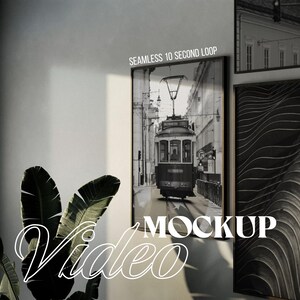 Puede incluir: Una exhibición mural con tres impresiones artísticas en blanco y negro enmarcadas. La impresión más grande muestra un tranvía antiguo sobre raíles. Las otras impresiones presentan diseños arquitectónicos. La palabra "MOCKUP" es visible.