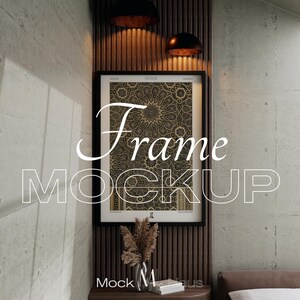 Puede incluir: Una impresión artística enmarcada con un patrón geométrico en oro y negro, exhibida en una pared de paneles de madera oscura. Las palabras "Frame Mockup" están superpuestas en la imagen. Plantas secas decorativas en un jarrón están en una mesa cercana.