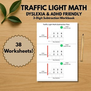 Pode incluir: Um caderno de exercícios intitulado "Traffic Light Math" com o texto "Dyslexia & ADHD Friendly". O caderno apresenta problemas de subtração de 3 dígitos com um tema de semáforo. A imagem também inclui um lápis e uma folha.