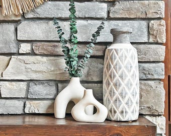 Set of 2 Donut Vases, Warm White or Black Ceramic Sculptural Vases – Modern Nordic Minimalist Decor for Living Room, Entryway & Shelf