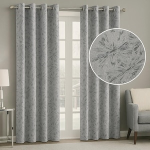 Könnte beinhalten: Graue, gemusterte Vorhänge mit Metallösen. Die Vorhänge weisen ein sich wiederholendes, stilisiertes Blumenmuster auf. Eine Nahaufnahme zeigt die Textur und das Muster des Stoffes. Die Vorhänge hängen vor einer weißen Tür und einer grauen Wand.