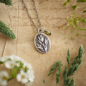 Zilveren veldgras hanger met groene peridoot, rustieke botanische sieraden, minimalistische hanger voor dagelijks gebruik