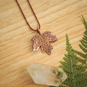 Ahornblatt rustikale Anhänger, minimalistischer botanischer Schmuck, Ahorn Anhänger, Kupfer Schmuck