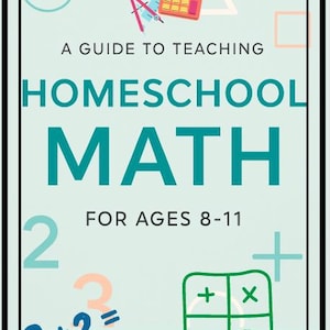 Op de afbeelding: Een lichtblauw educatief boek met de titel "HOMESCHOOL MATH" voor de leeftijd van 8-11 jaar. De omslag toont wiskundige symbolen, een rekenmachine, een passer en een geodriehoek. Het cijfer 2 en de vergelijking 2+2= worden ook weergegeven.
