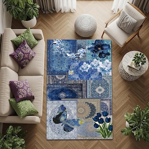 Könnte beinhalten: Blauer Teppich mit Patchwork-Design. Der Teppich zeigt Blumen- und Schmetterlingsmuster in verschiedenen Blautönen. Der Teppich ist von Möbeln und Pflanzen umgeben und schafft eine gemütliche Atmosphäre. Ein dekorativer Bodenbelag.