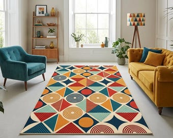 Pode incluir: Um tapete retangular com um padrão geométrico repetitivo de círculos, triângulos e quadrados em tons de azul-petróleo, amarelo-mostarda, vermelho e creme. O design consiste em anéis concêntricos, formas sólidas e linhas finas.