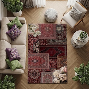 Könnte beinhalten: Draufsicht auf ein Wohnzimmer mit einem Patchwork-Teppich in Rot-, Braun- und Schwarztönen. Der Teppich ist von einem beigen Sofa mit gemusterten Kissen, einem weißen Stuhl und einem kleinen Beistelltisch umgeben. Dekorative Pflanzen und ein Pouf vervollständigen die Szene.