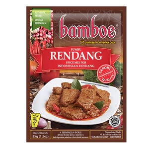 Op de afbeelding: Een bruine rechthoekige verpakking kruidenmix voor Indonesische Rendang van het merk Bamboe. De voorzijde bevat de tekst "BUMBU RENDANG" en "35g". Op een wit bord liggen bereide stukjes vlees met een rode saus en groene blaadjes.