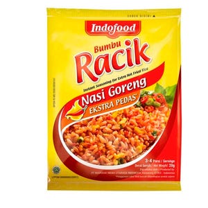 Può includere: Un pacchetto giallo e rosso di condimento istantaneo Indofood Bumbu Racik per riso fritto extra piccante. La confezione presenta il testo "Nasi Goreng Ekstra Pedas" e un'immagine del piatto preparato. Peso netto: 20g.
