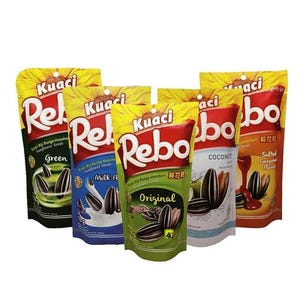 Può includere: Cinque buste verticali di semi di girasole Kuaci Rebo in vari gusti, tra cui Green, Milk, Original, Coconut e Salted Caramel. Ogni confezione presenta un grande girasole, il marchio Rebo e immagini di semi di girasole.