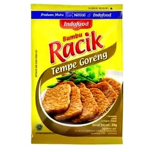 Può includere: Una confezione gialla di condimento Indofood Bumbu Racik Tempe Goreng. La confezione presenta il logo Indofood e testo in rosso e bianco. L'immagine mostra anche fette di tempeh cotte e verdure verdi.
