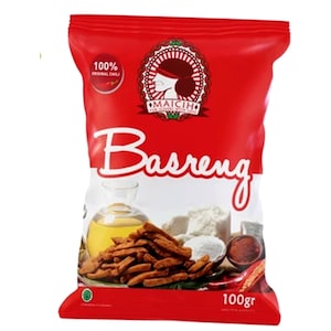 Pode incluir: Um saco de snack vermelho rotulado como Basreng com um peso de 100g. A embalagem apresenta um logótipo de uma pessoa com um lenço na cabeça, um gráfico de palitos de peixe fritos, uma taça de malagueta em pó, um frasco de óleo e pó branco.
