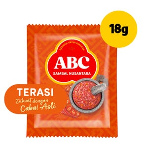 Op de afbeelding: Een rechthoekig oranje zakje ABC Sambal Nusantara Terasi chilisaus met een gewicht van 18g. De verpakking bevat een rood logo, een afbeelding van een stenen vijzel met stamper gevuld met rode chilipasta en de tekst Terasi Dibuat dengan Cabai Asli.