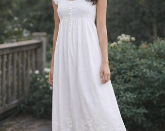 Camicia da notte vittoriana in cotone biologico, bianca con pois svizzeri ricamati, orlo arricciato, corpetto stile prateria, taglia S