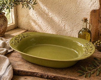 Vintage olijfgroen steengoed ovenschaal Portugal ovale braadpan Olijftak rustiek Europees ovengerei