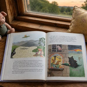 Peut inclure: Un livre pour enfants à couverture rigide ouvert avec des illustrations à l'aquarelle montrant un cochon, un chat noir sur un tapis volant et du texte imprimé. Le livre est posé sur une surface en bois près d'une peluche cochon et d'un coussin.