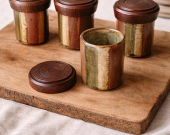 Zestaw 4 słoików na przyprawy z japońskiej kamionki w stylu vintage, z drewnianymi pokrywkami, w odcieniach ziemi, z glazurą ociekową, do rustykalnej kuchni