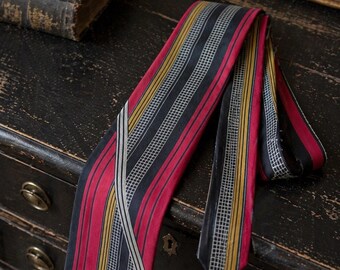 Corbata de seda vintage Pierre Balmain – Diseñador parisino – Seda italiana – Corbata de rayas geométricas – Rojo, azul marino, dorado