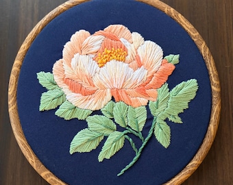Decorazione murale con peonia ricamata a mano / Telaio da ricamo floreale / Decorazione botanica per la casa / Decorazione murale in stile cottagecore / Regalo floreale fatto a mano