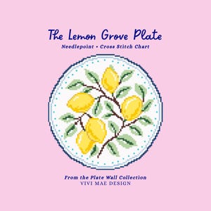 Puede incluir: Un gráfico de punto de cruz y aguja titulado The Lemon Grove Plate de la colección Plate Wall de VIVI MAE DESIGN. El diseño muestra una ilustración de un plato circular con limones amarillos y hojas verdes sobre un fondo de color rosa claro.