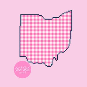 Pode incluir: Um gráfico em pixel art do estado de Ohio preenchido com um padrão xadrez vichy rosa e branco e contornado em azul escuro. Um logótipo circular rosa no canto inferior esquerdo contém o texto branco ViVi Mae DESIGN em fonte script e sem serifa.