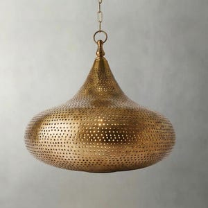 Puede incluir: Una lámpara colgante dorada con un diseño perforado. La lámpara tiene forma de lágrima con una base ancha y redondeada y una parte superior más estrecha. Cuelga de una cadena y un anillo. La superficie está cubierta de pequeños agujeros espaciados.