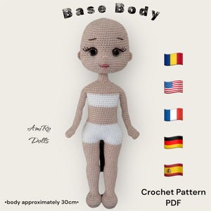 Może przedstawiać: Szydełkowy korpus bazowy lalki, o wysokości około 30 cm, z beżową głową i kończynami oraz biało-beżowymi ubraniami. Lalka ma duże oczy i jest oznaczona jako "Base Body" i "AmiRo Dolls". Obraz zawiera również tekst "Crochet Pattern PDF".