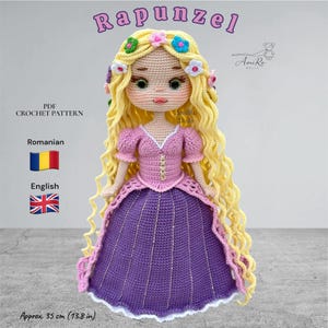 Puede incluir: Una muñeca de ganchillo de Rapunzel con largo cabello amarillo adornado con pequeñas flores coloridas. La muñeca viste un corpiño rosa y una falda morada. El texto incluye Rapunzel, PDF CROCHET PATTERN, AmiRo Dolls, Romanian, English y Approx 35 cm.