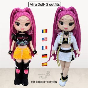 Puede incluir: Una mu&ntilde;eca de ganchillo con largo cabello magenta, presentada con dos conjuntos. El primero incluye un top corto negro con el texto WONT MISS, una falda amarilla y botas negras. El segundo conjunto cuenta con una chaqueta blanca, top negro y falda blanca.
